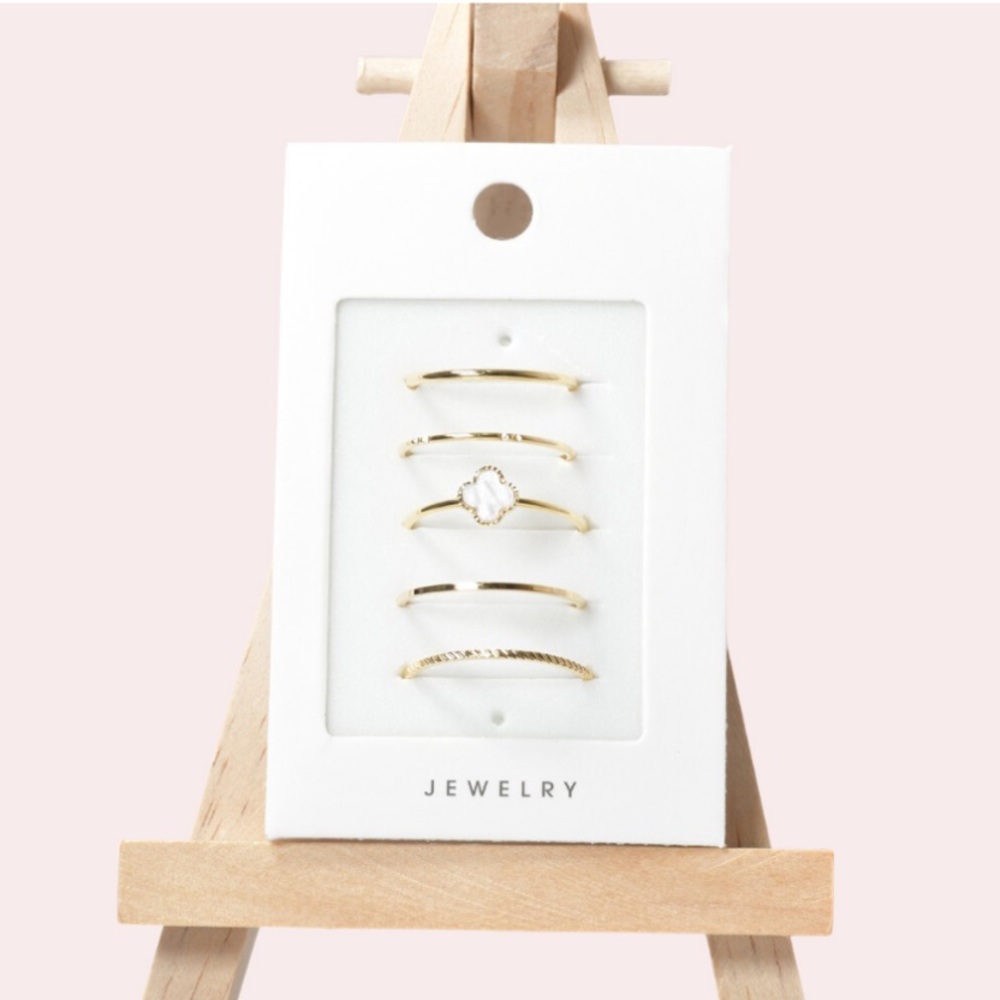 5 gold rings set with clover